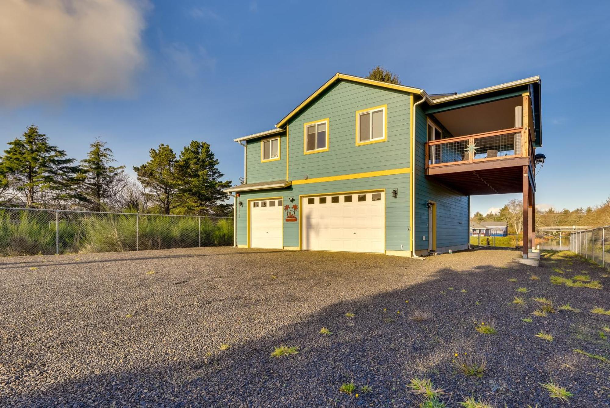 Canal-Front Home In Ocean Shores With Dock And Views! Eksteriør bilde