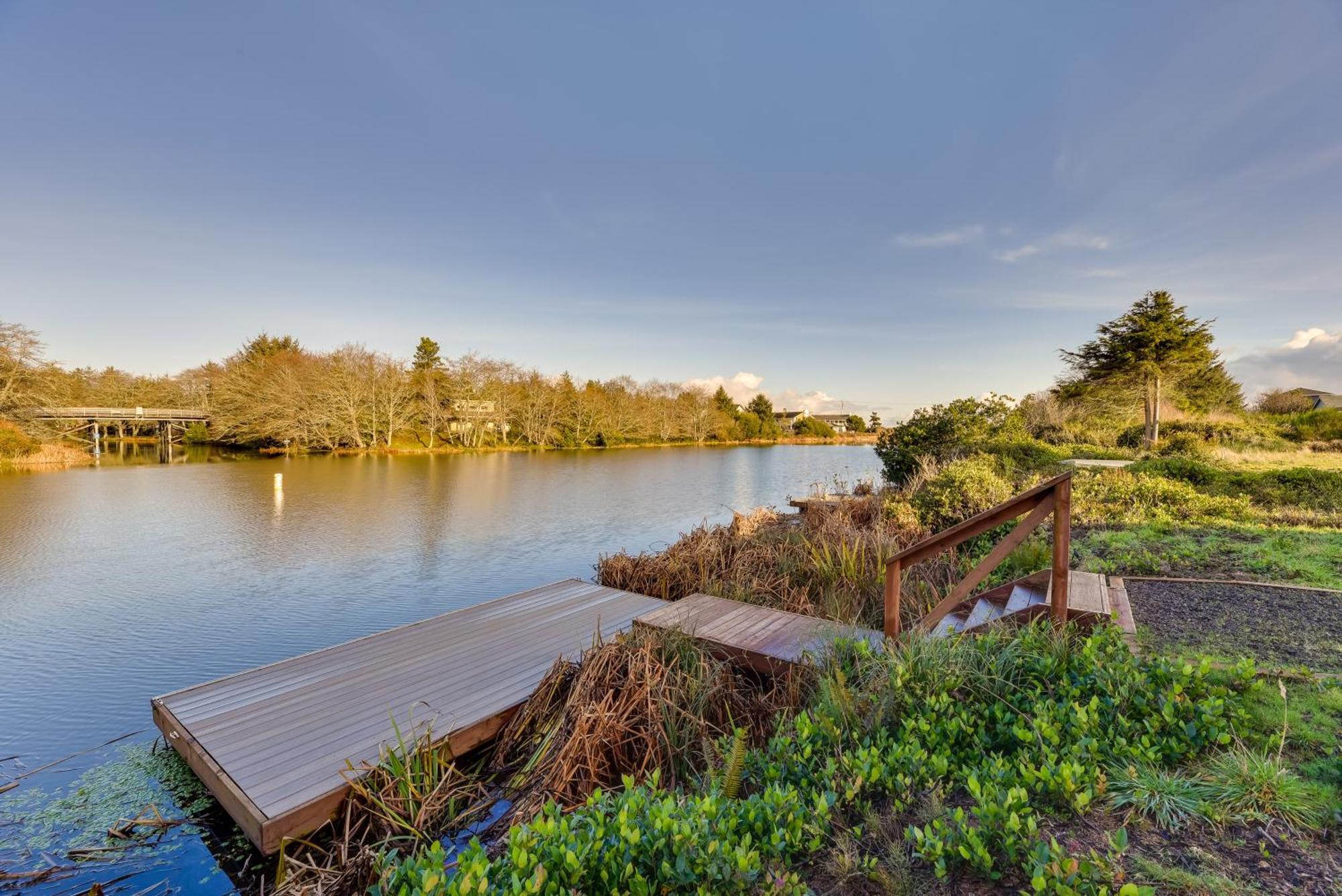 Canal-Front Home In Ocean Shores With Dock And Views! Eksteriør bilde